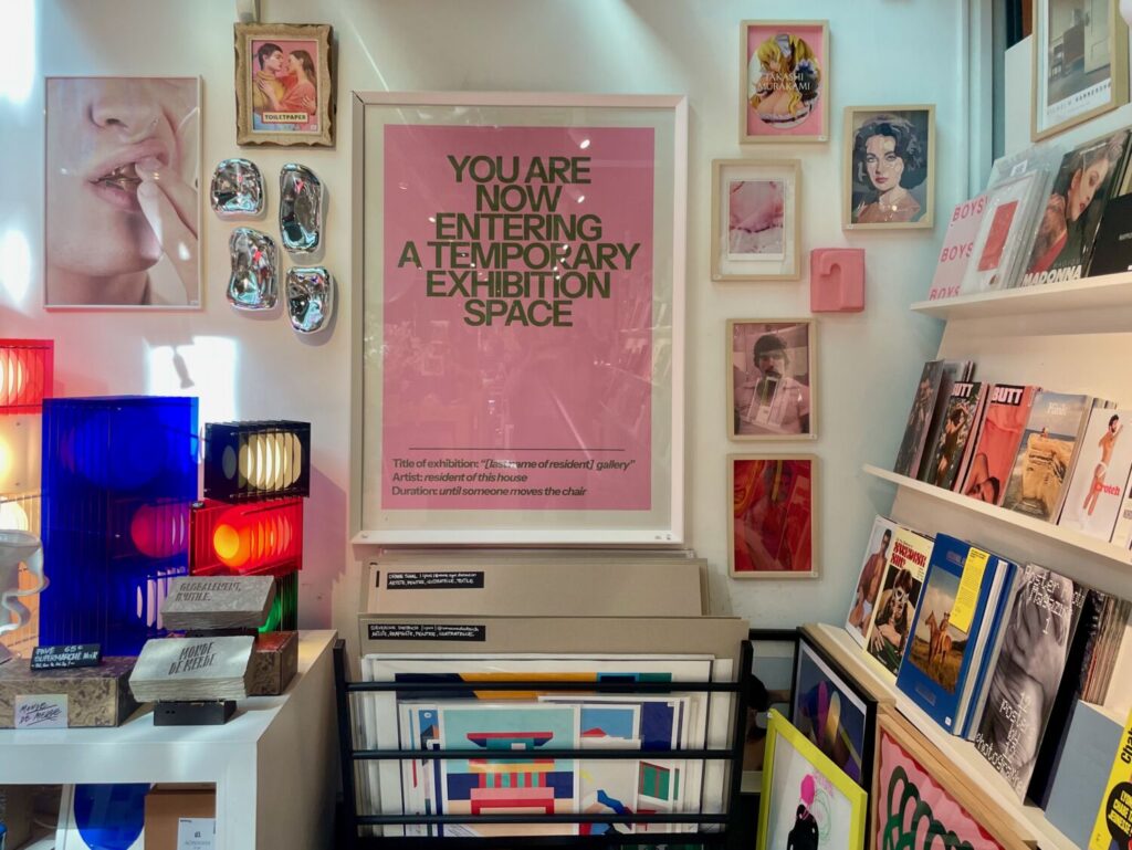 Bookshop del Museo di Arte Contemporanea di Lione con poster, libri d’arte e oggettistica di design