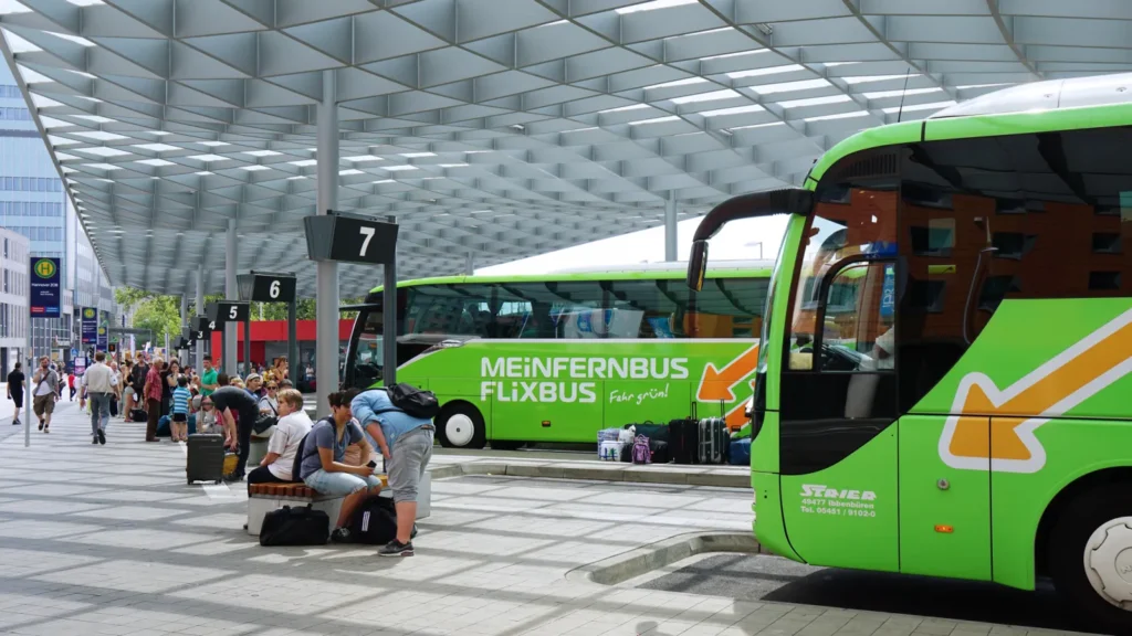 Flixbus alla stazione centrale dei bus di Hannover, Germania