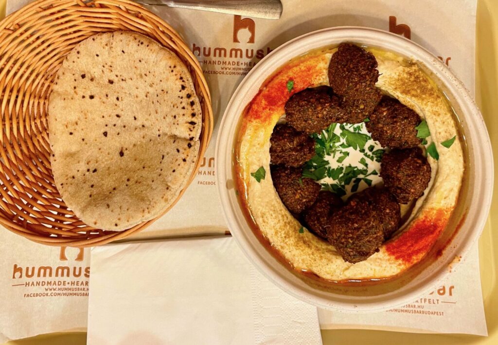 Hummus e falafel da Hummusbar a Szeged, Ungheria