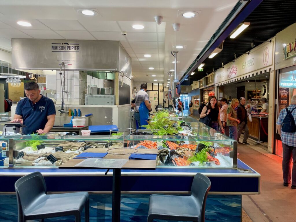 Banco del pesce e ristoranti all’interno di Les Halles de Lyon