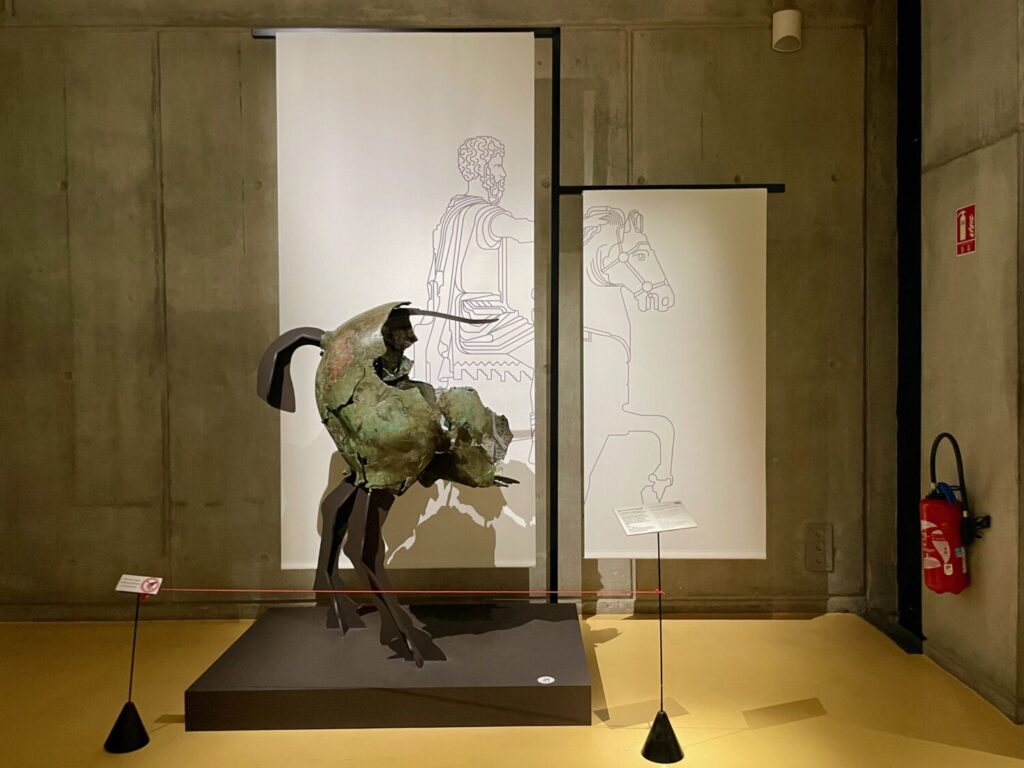 Resti di una statua equestre romana al Museo Lugdunum di Lione