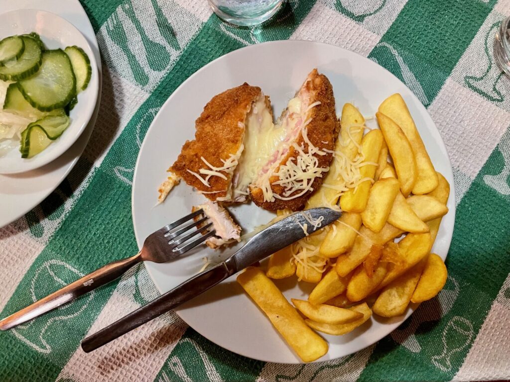 Cordon bleu con patatine e cetrioli in salamoia al ristorante Templomkert di Szeged, Ungheria