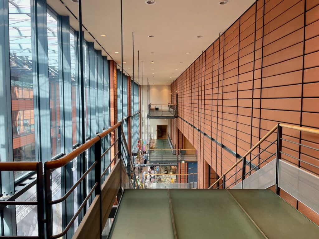 Interni del Museo di Arte Contemporanea di Lione con passerelle e grandi vetrate contemporanee