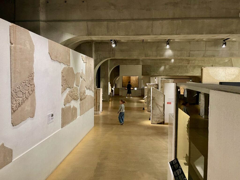 L'architettura brutalista del Museo Lugdunum di Lione