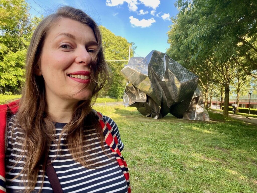Paola Bertoni davanti alla scultura World Markets di Wang Du al Museo di Arte Contemporanea di Lione