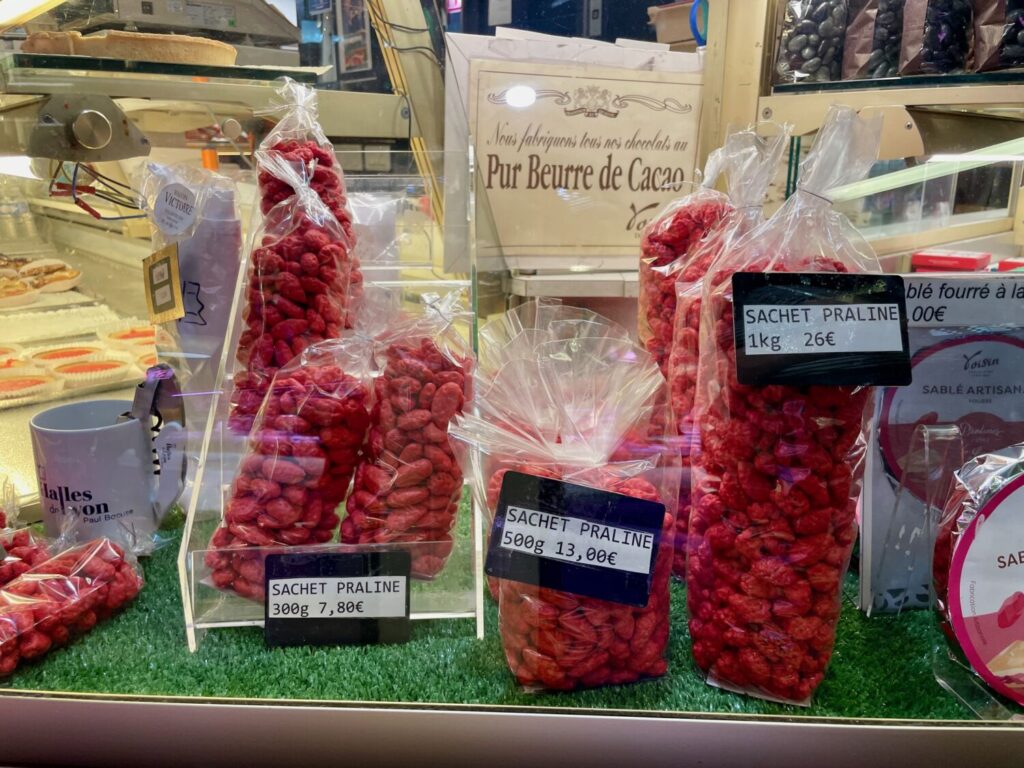 Le tipiche praline rosa di Lione in vendita a Les Halles de Lyon