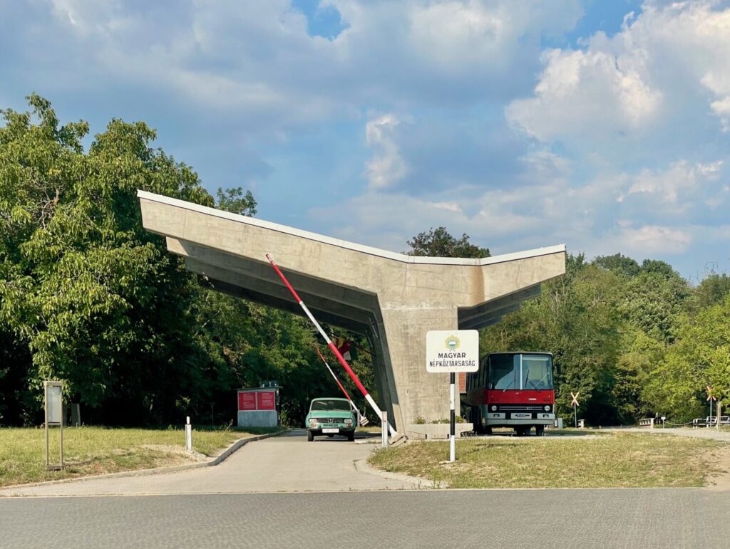 Ricostruzione del posto di frontiera tra Ungheria e Romania durante la Guerra Fredda allo Skanzen di Szentendre