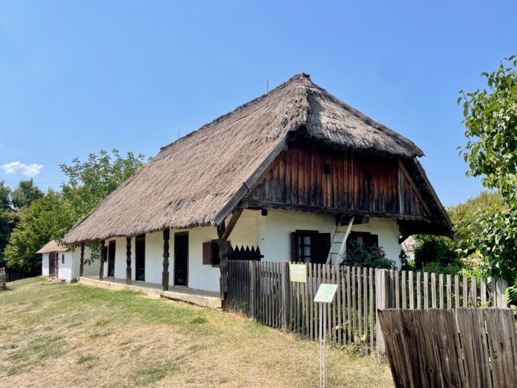 Casa tradizionale con tetto in paglia al Museo Etnografico all’Aperto di Szentendre