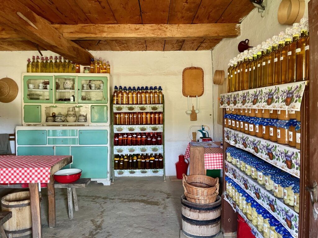 Interno di una casa rurale con conserve e bevande preparate secondo la tradizione allo Skanzen di Szentendre