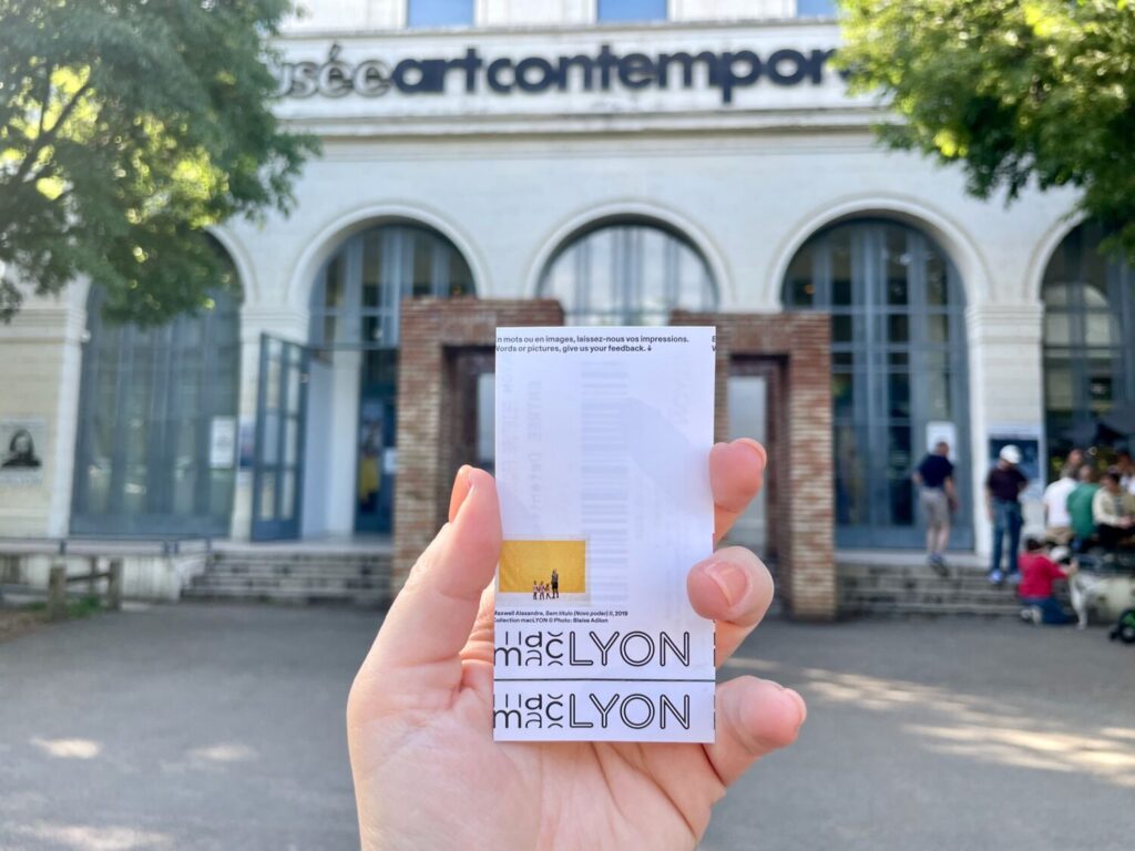 Biglietto del macLYON davanti alla facciata del museo