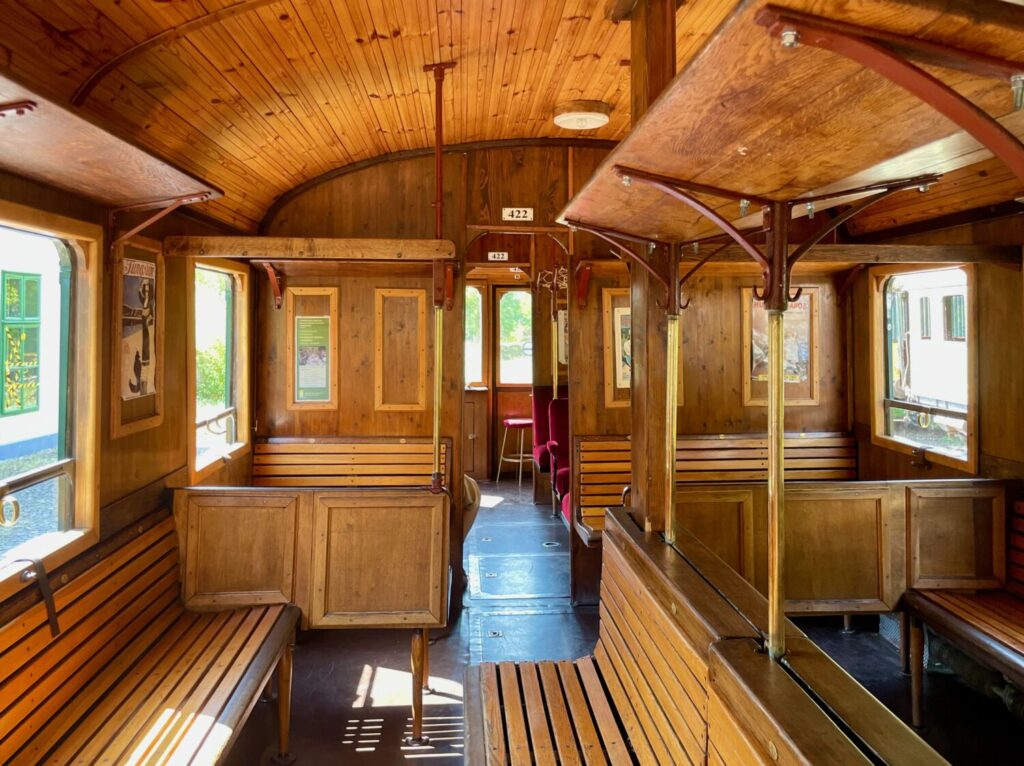 Interno di una carrozza storica della Skanzen Railway, Szentendre, Ungheria