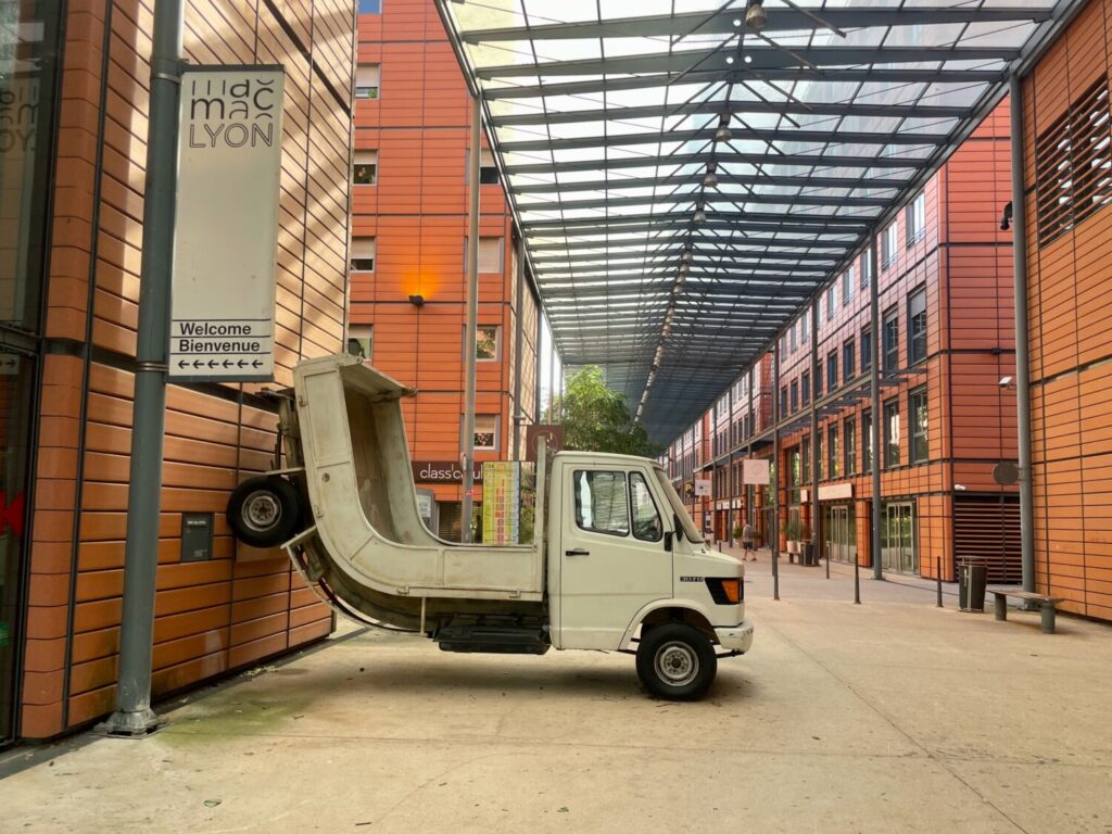Installazione Truck di Erwin Wurm all'esterno del macLYON di Lione