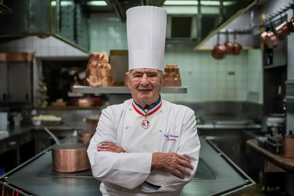 Chef Paul Bocuse nella cucina del suo ristorante a Lione