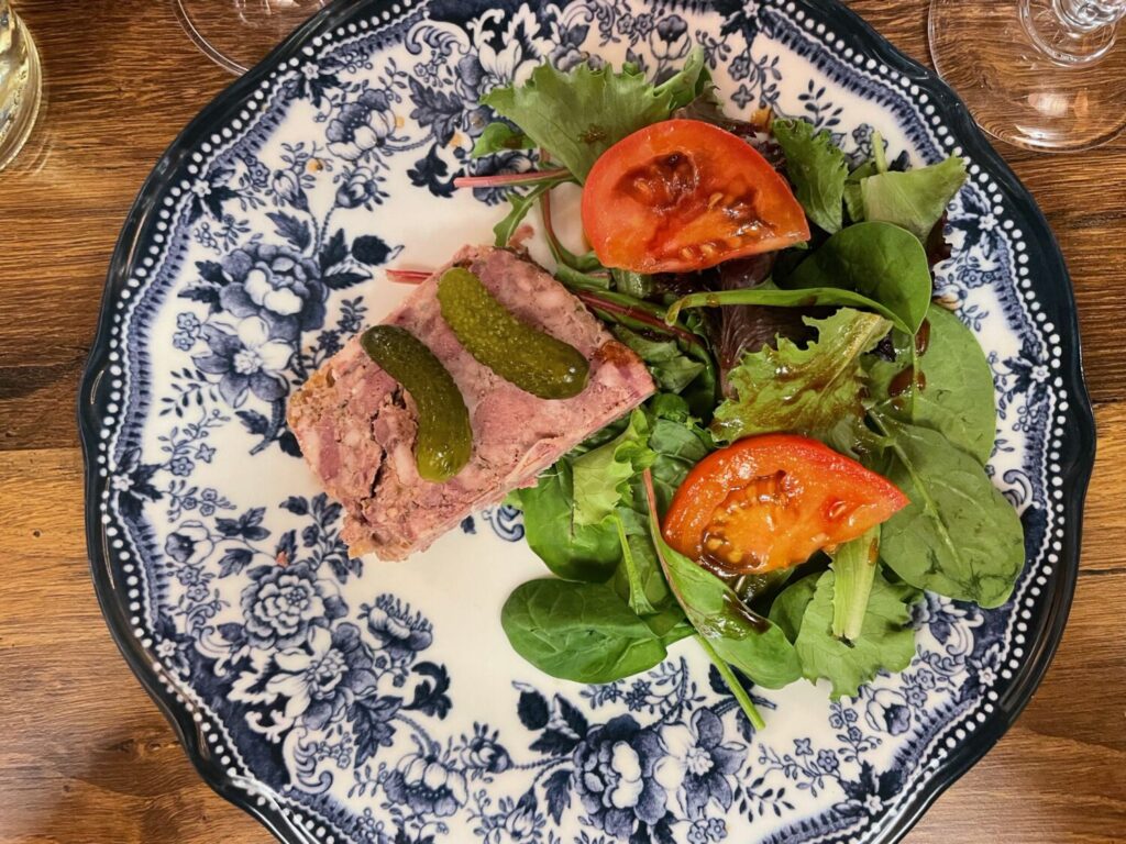 Terrina di carne alla lionese servita con cetriolini sottaceto