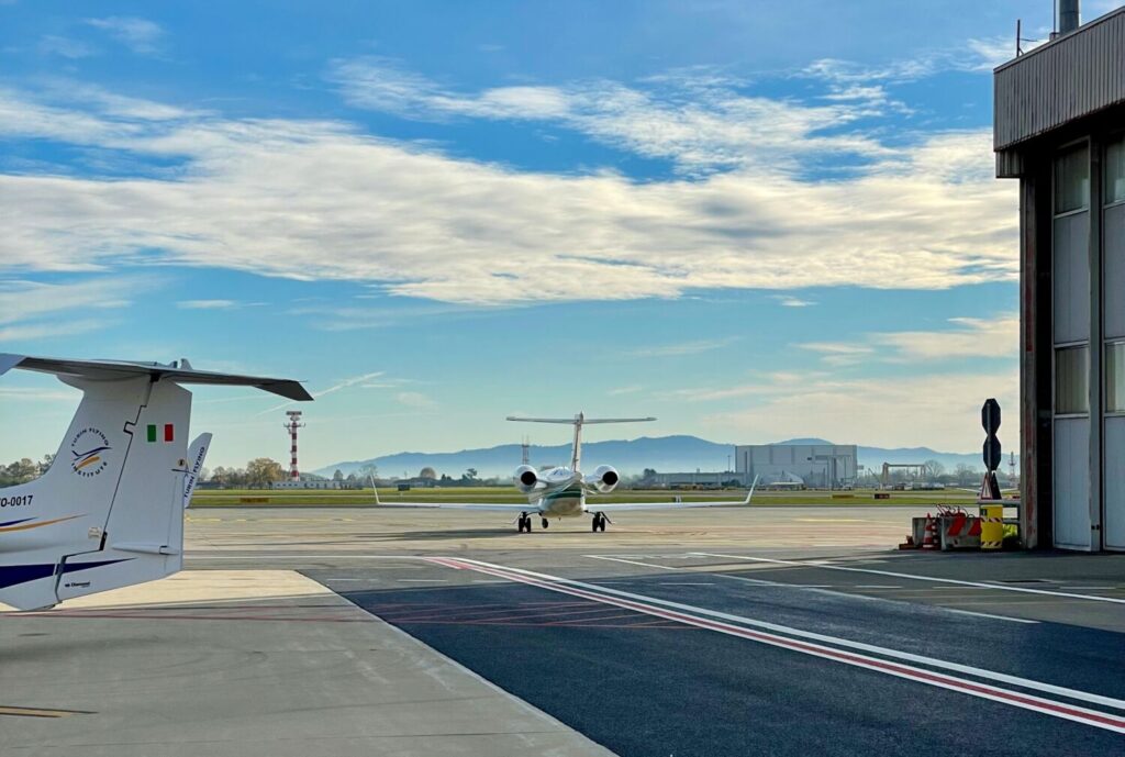 Aereo privato in partenza dal terminal di aviazione generale dell'aeroporto di Torino, fotografato durante una mia lezione di volo