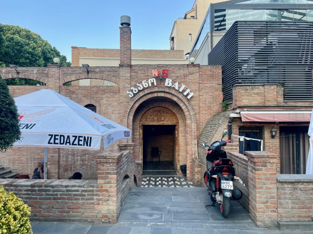 Ingresso dello stabilimento termale Bathhouse No. 5 a Abanotubani, Tbilisi