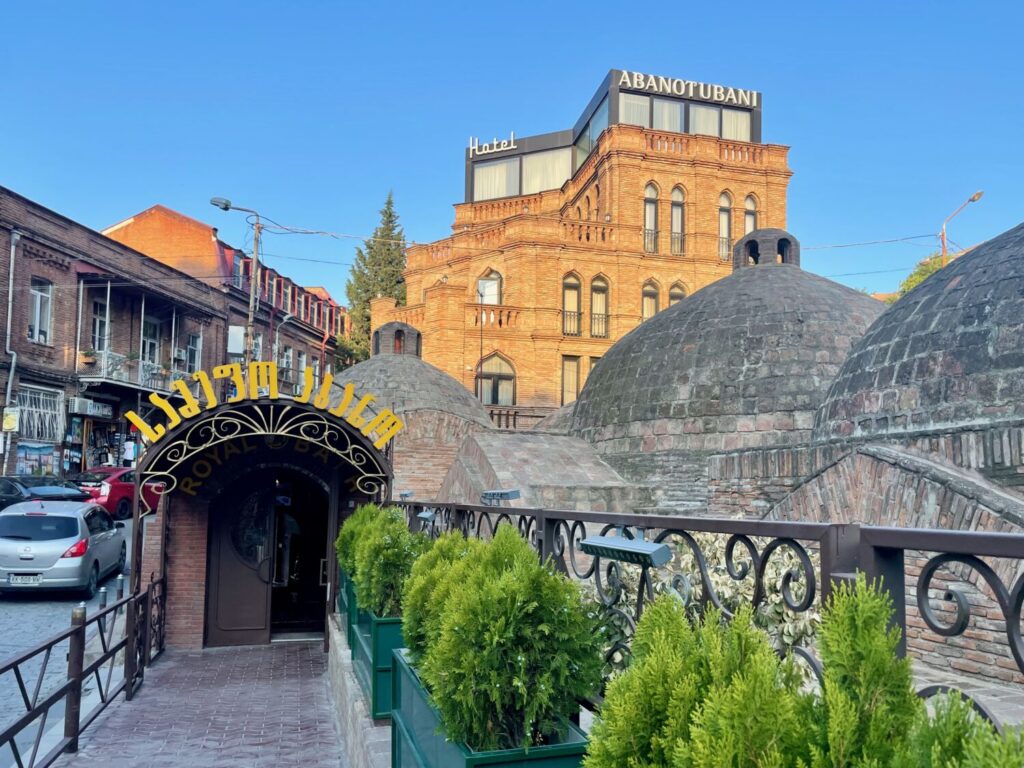 Le cupole dei bagni sulfurei nel quartiere Abanotubani di Tbilisi