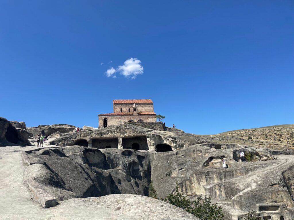 Chiesa medievale costruita sulla città rupestre di Uplistsikhe in Georgia