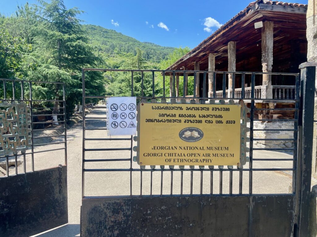 L'ingresso dall'aspetto abbandonato del Museo Etnografico all'aperto Giorgi Chitaia di Tbilisi