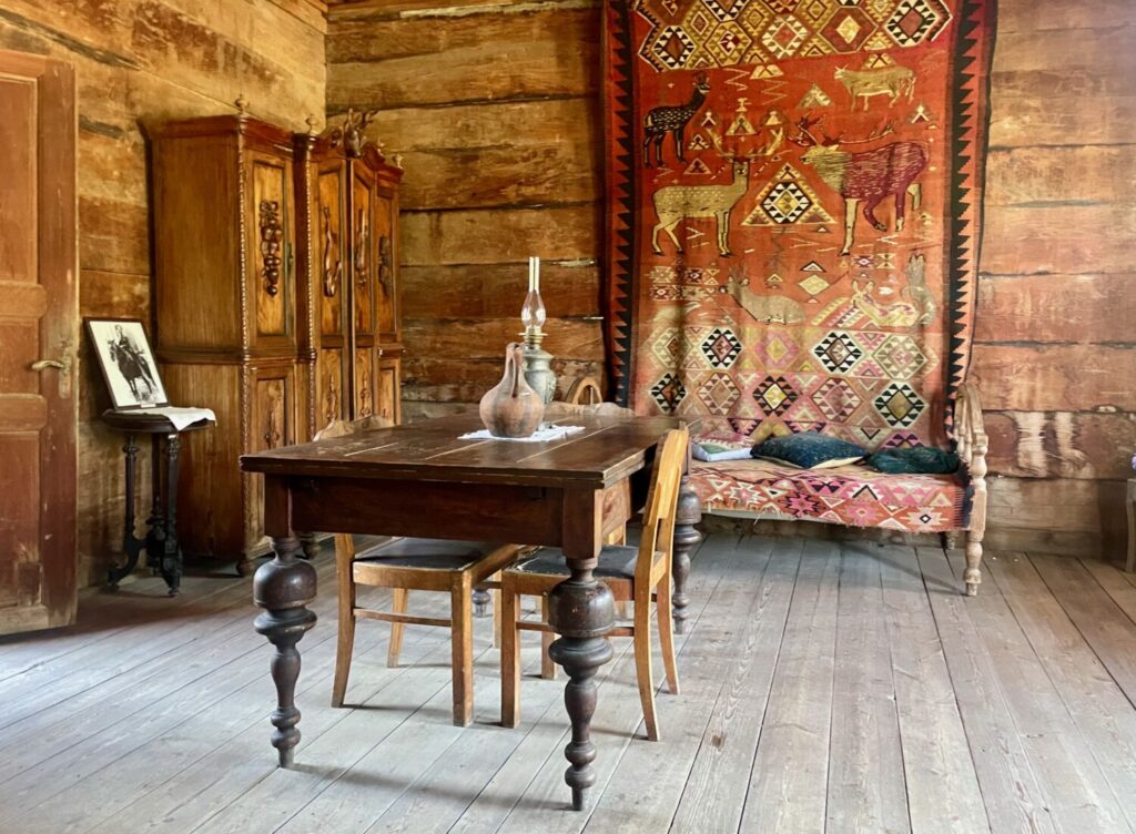 Interno di un'abitazione rurale della Georgia al Museo Etnografico all'aperto Giorgi Chitaia di Tbilisi