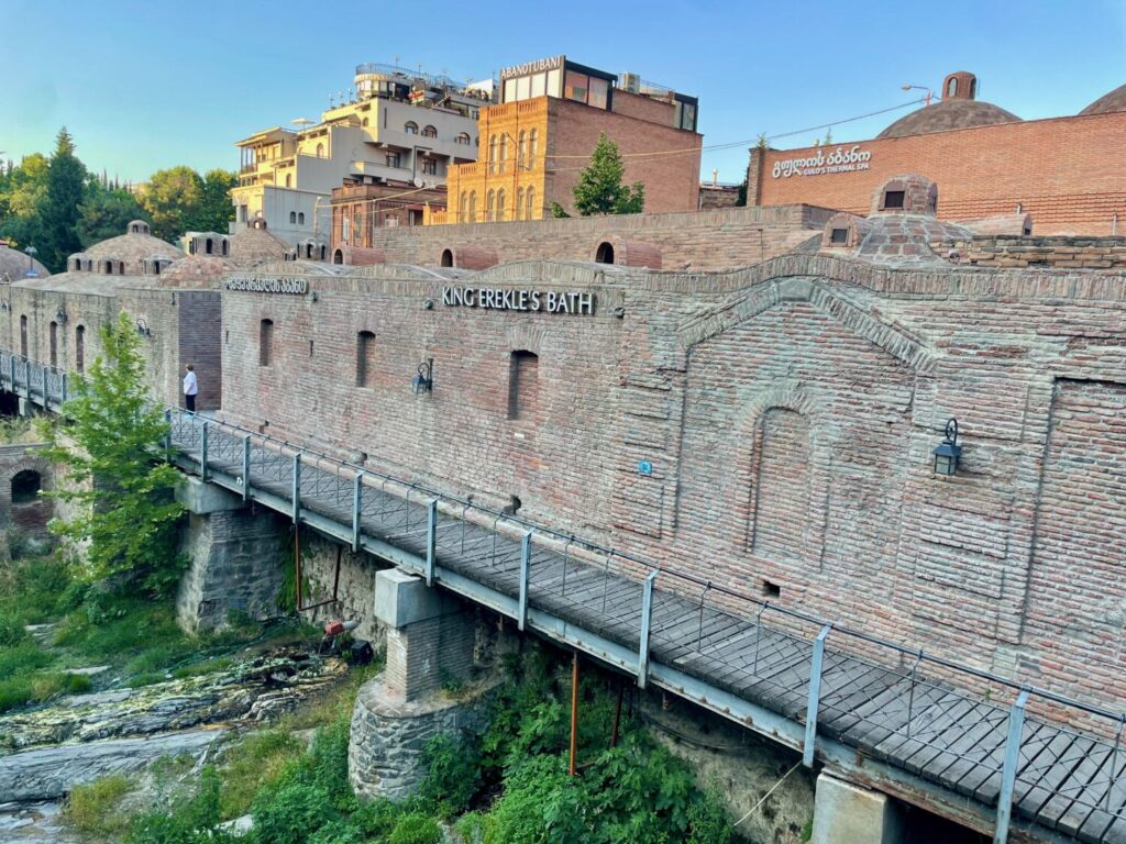 Facciata dello stabilimento termale King Erekle's Bath a Abanotubani, Tbilisi