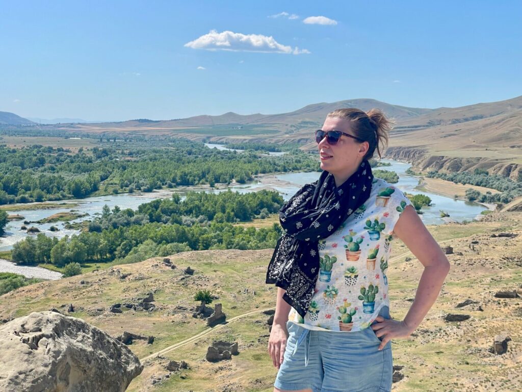 Paola Bertoni davanti al panorama della città rupestre di Uplistsikhe