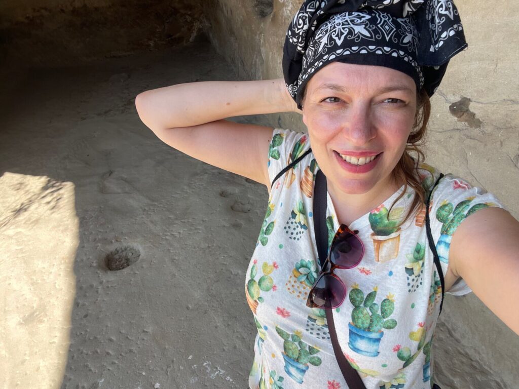 Paola Bertoni all'interno di una grotta della città rupestre di Uplistsikhe in Georgia