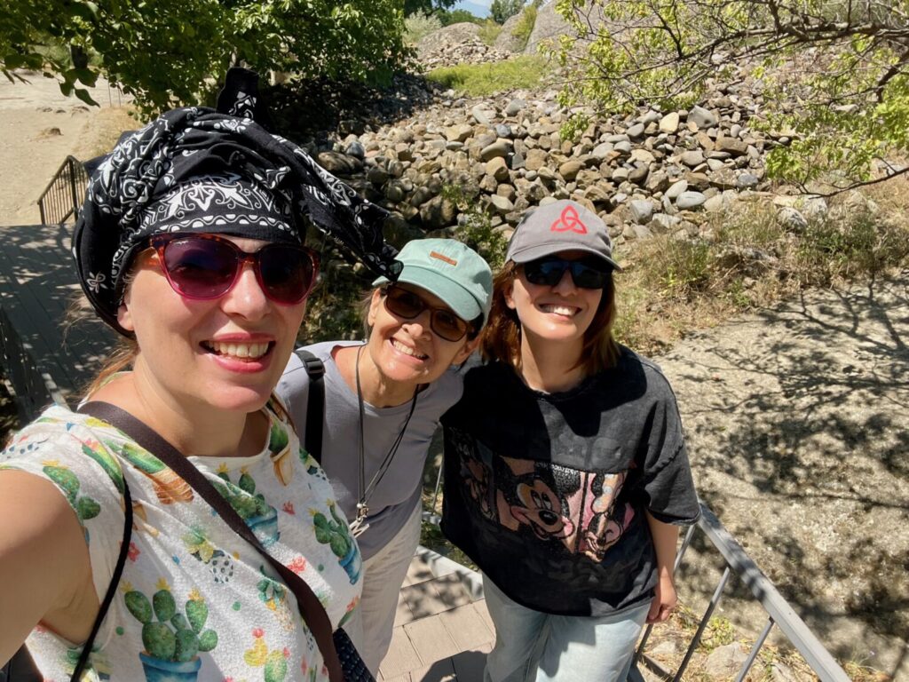 Paola Bertoni, Marina Fiorenti e la nostra guida della città rupestre di Uplistsikhe, Georgia