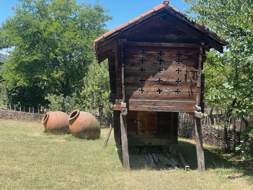 Un marani con i qvevri al Museo Etnografico all'aperto Giorgi Chitaia di Tbilisi