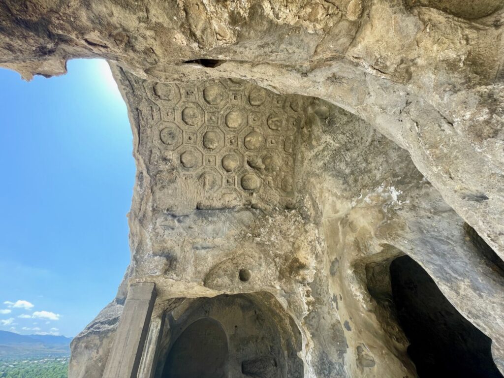 Soffitto di una stanza scavata nella roccia con soffitto decorato a cassettoni