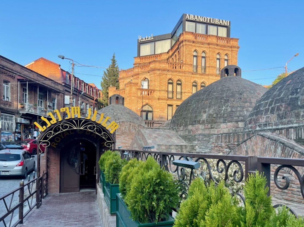 Ingresso e cupole dello stabilimento termale Royal Bath a Abanotubani, Tbilisi
