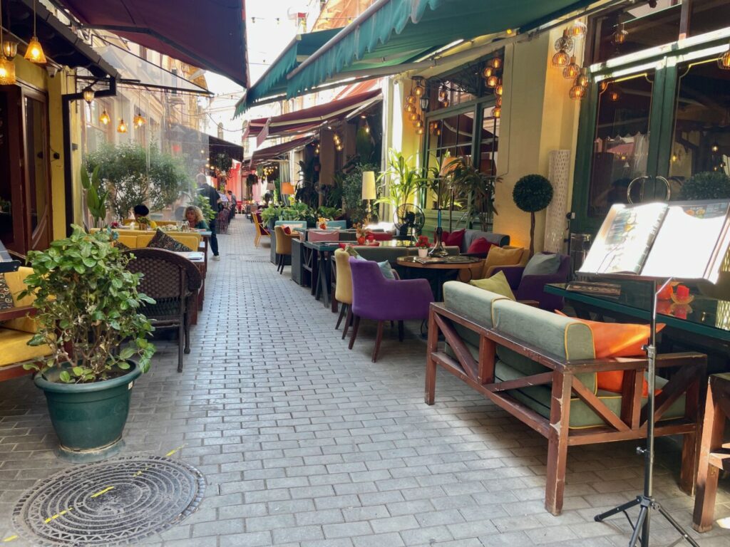 Shisha bar e wine bar in Jan Shardeni Street a Tbilisi, poco prima dell'orario di apertura