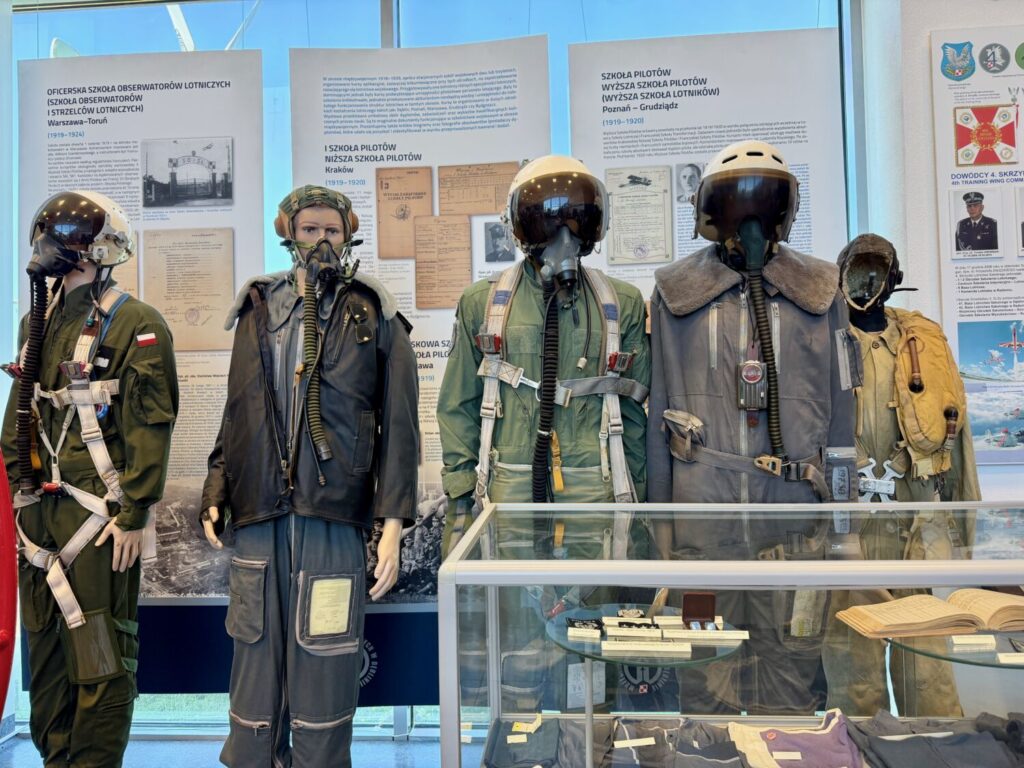 Uniformi storiche dei piloti militari polacchi all'Air Force Museum di Deblin