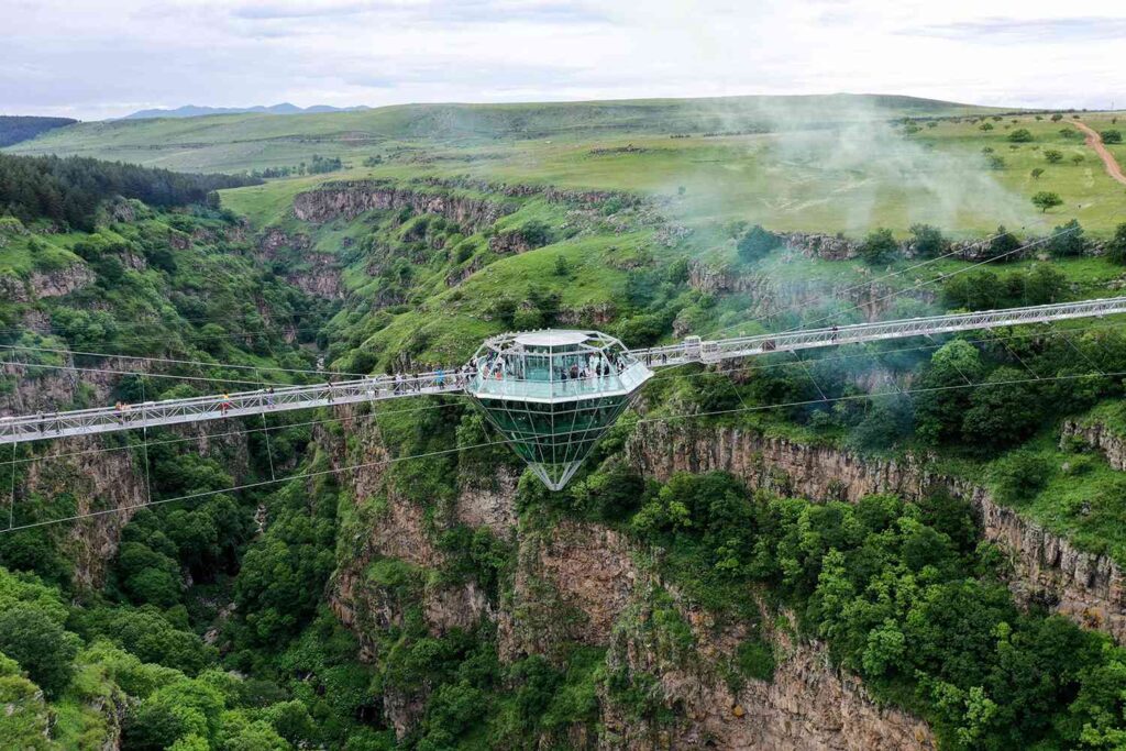 Il ponte sospeso con lo sky bar di Kass Land in Georgia