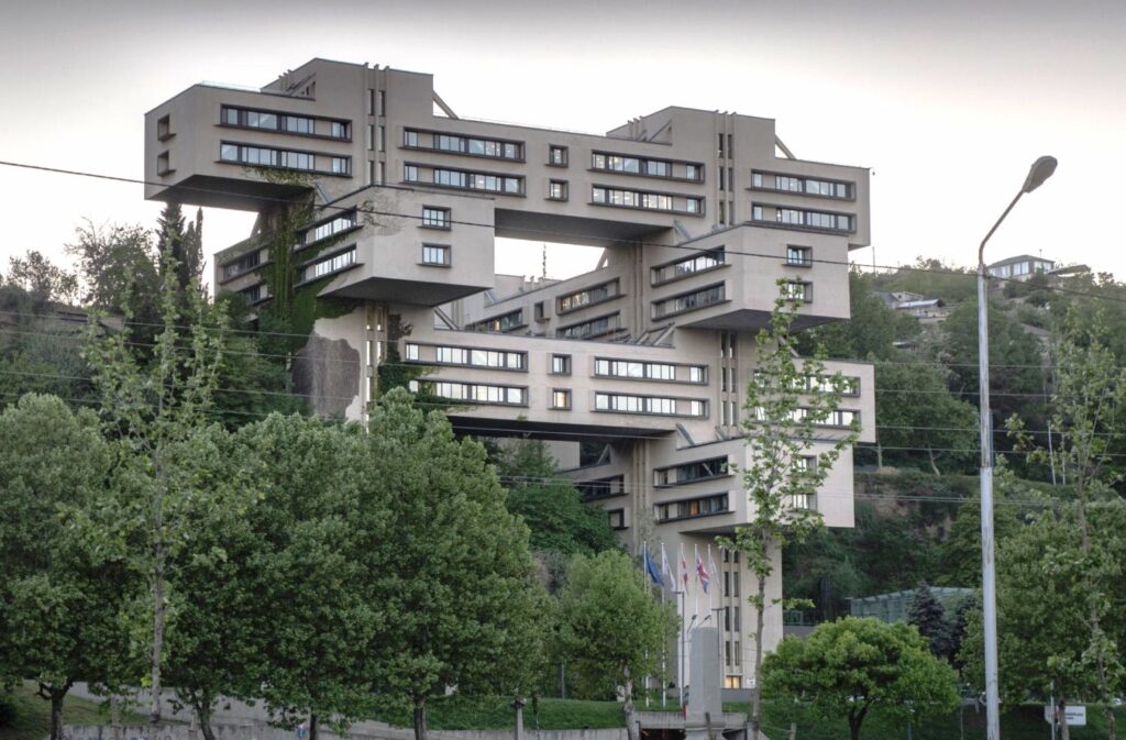 Edificio brutalista in Tbilisi, sede dell'ex Ministero delle Autostrade della Georgia