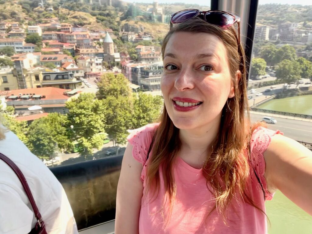 Paola Bertoni sulla funivia che porta alla Fortezza di Narikala, Tbilisi