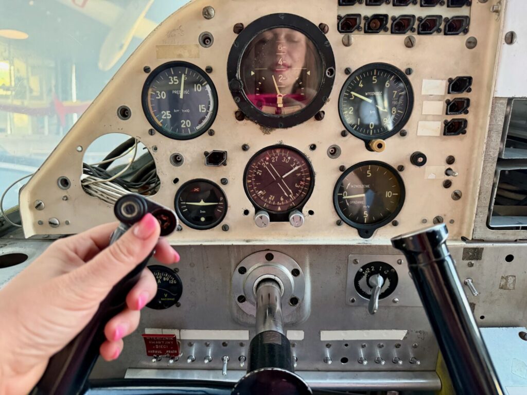 Paola Bertoni all'interno della cabina di un vecchio aereo militare al Museo dell'Aviazione Polacca di Cracovia