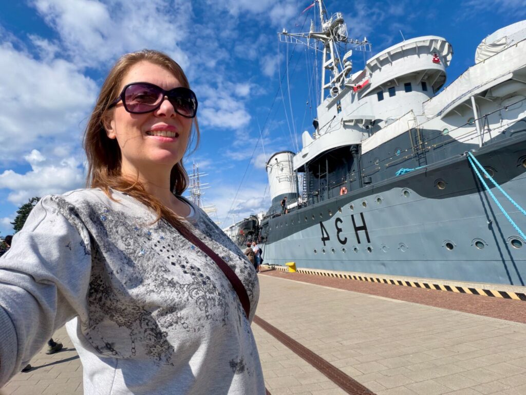 Paola Bertoni davanti al cacciatorpediniere della seconda guerra mondiale ORP Błyskawica trasformato in museo a Gdynia, Polonia