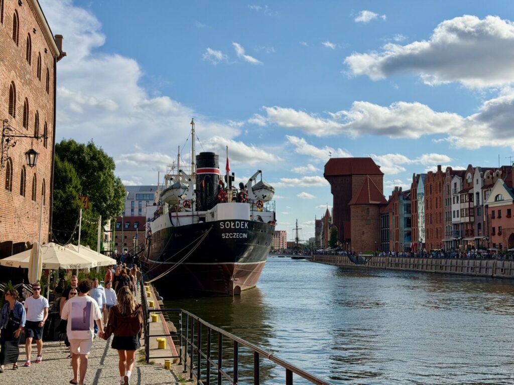 La nave Soldek ormeggiata sul fiume Motława a Danzica, Polonia