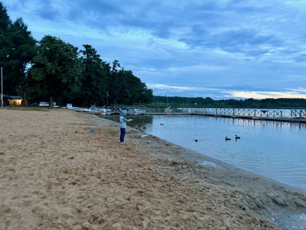 Tramonto sul lago Łoniewskie a Osieczna, Polonia