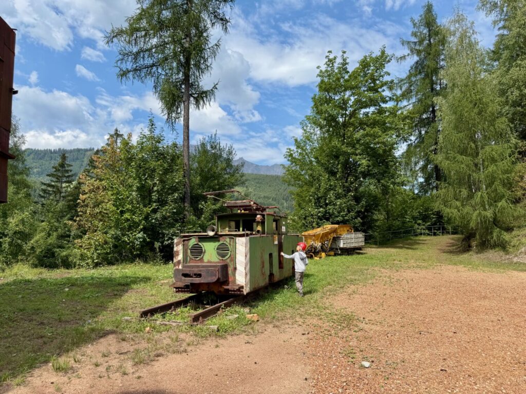 Ben Bertoni con una vecchia locomotiva da miniera esposta all'Oswaldirücken, nella Miniera di Erzberg, Austria