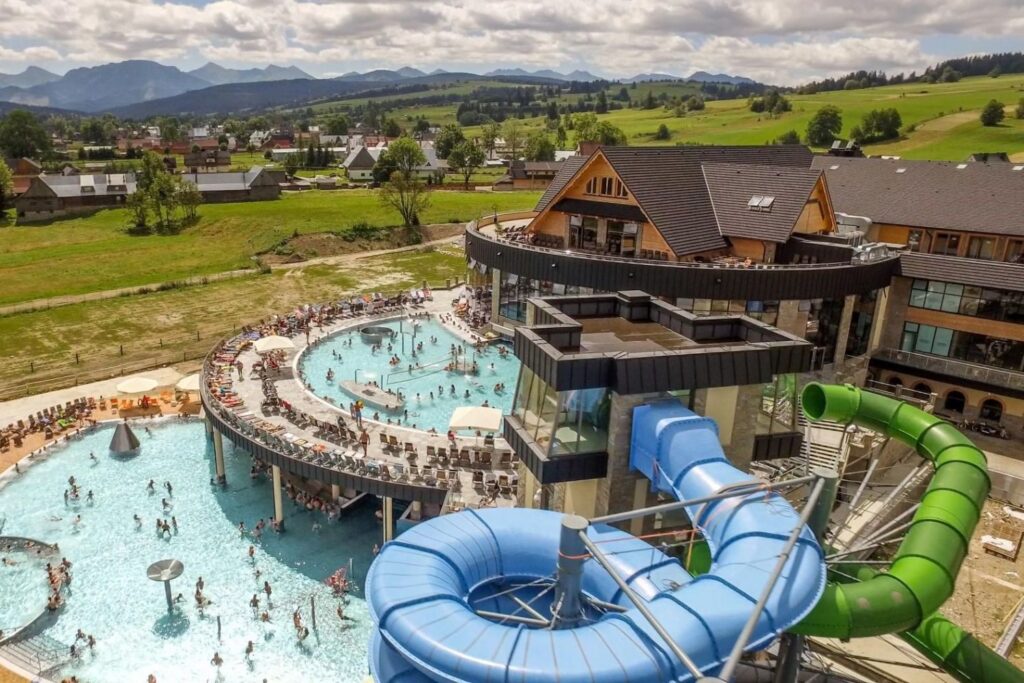 Vista dall'alto delle Terme di Chochołów con scivoli e piscine esterne in Polonia in estate