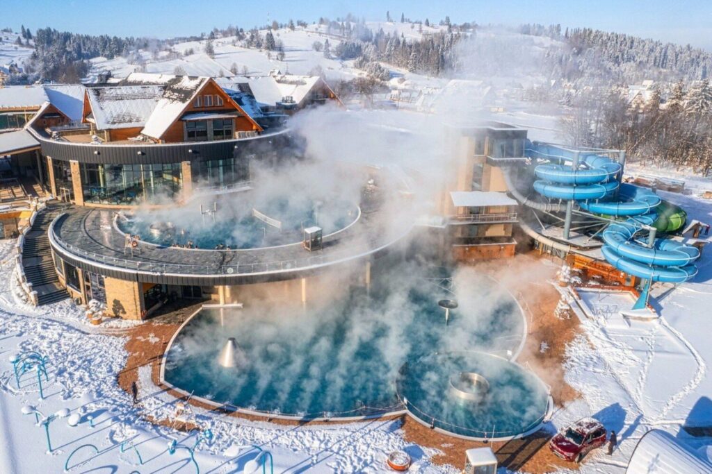 Le Terme di Chochołów in Polonia in inverno, circondate dalle montagne innevate