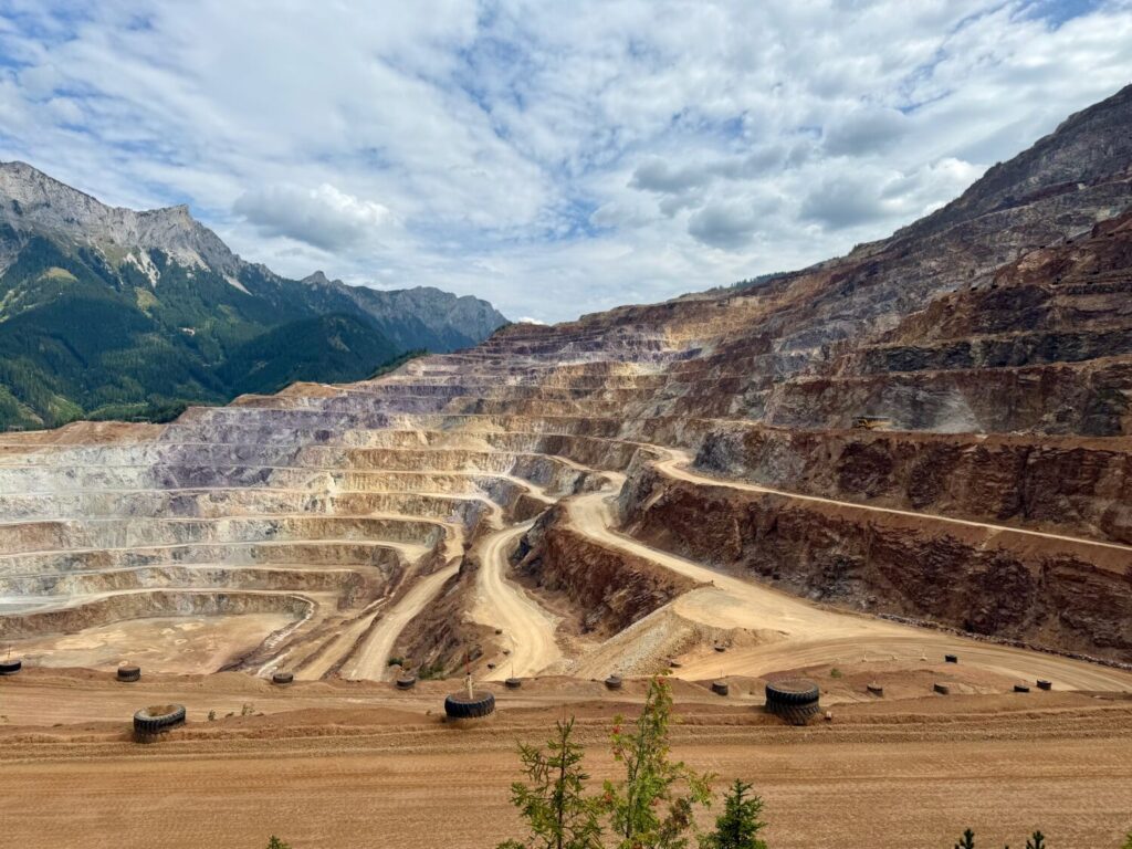 I terrazzamenti a cielo aperto della miniera di Erzberg, scavati nelle Alpi austriache