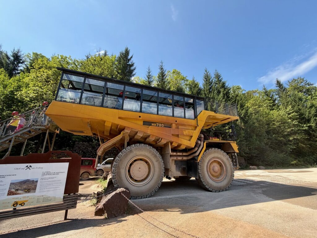 Il camion da cava Hauly, progettato per trasportare rocce e riadattato per accompagnare i visitatori alla miniera di Erzberg
