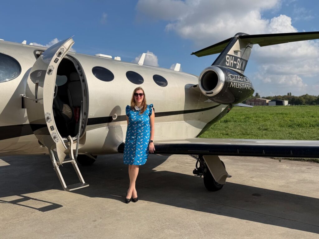 Paola Bertoni all'esterno di un Cessna Citation Mustang