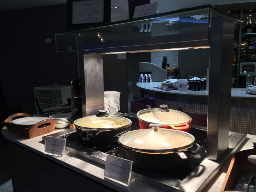Il buffet caldo dell'Aspire Executive Lounge dell'aeroporto di Londra Luton