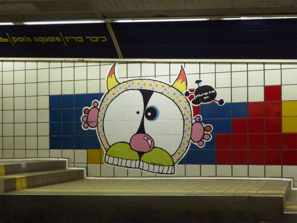 Street art nella funicolare Carmelit di Haifa