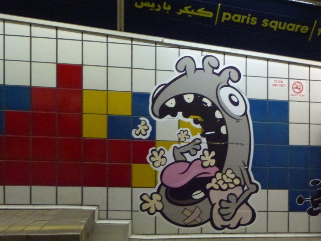 Street art nella funicolare Carmelit di Haifa