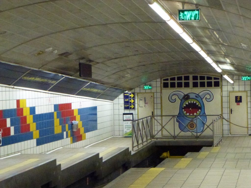 La fermata Paris Square della metropolitana Carmelit di Haifa